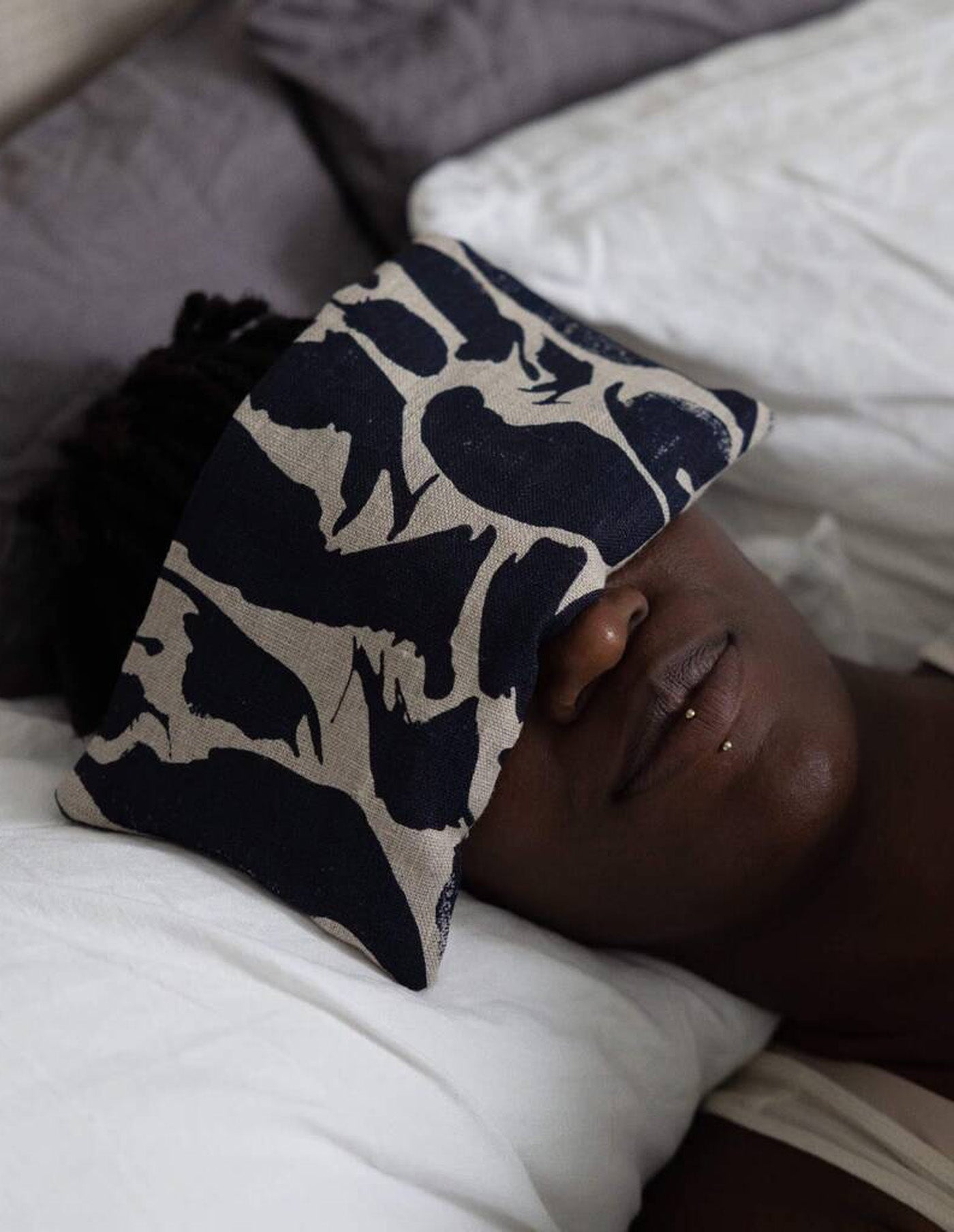 Printed Navy Linen Eye Pillow, Blästa Henriët